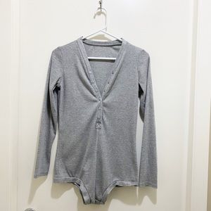 SALE 🔥2/$20🔥 Grey Long Sleeve V-Neck Slip On Hipster Bodysuit Grey S